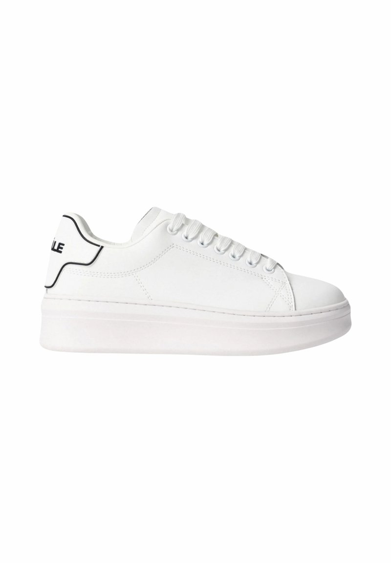 Sneaker bianco in materiale sintetico liscio, suola piatta, punta arrotondata, design con lacci e dettagli neri a contrasto sul tallone e sulle cuciture.