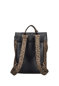 Mochila de cuero negra con correas ajustables de estampado de leopardo y asa en la parte superior, mostrada desde atrás sobre un fondo blanco.