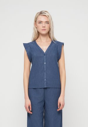 Μπλε υφασμάτινο τοπ με λαιμόκοψη V και κλείσιμο με κουμπιά. Διαθέτει μανίκια με βολάν και σχέδιο με κυματιστές γραμμές. Συνδυάζεται με παντελόνι στο ίδιο μοτίβο.