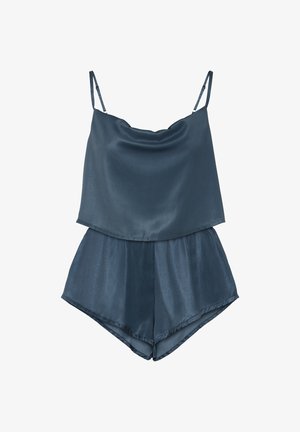Ensemble en satin bleu composé d'un débardeur et d'un short avec des bretelles ajustables, offrant une coupe décontractée, un décolleté drapé et une texture douce comme de la soie.