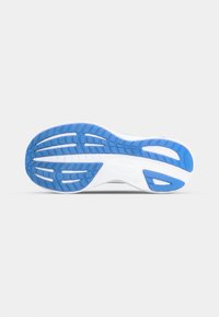 Semelle de chaussure de sport avec un fond en caoutchouc bleu, présentant un motif de grip texturé, une semelle intermédiaire blanche surélevée et un bord supérieur blanc lisse.