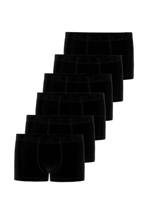 Sechs schwarze Herrenboxershorts mit sichtbaren Nähten, in versetzter Stapel auf einem weißen Hintergrund angeordnet.
