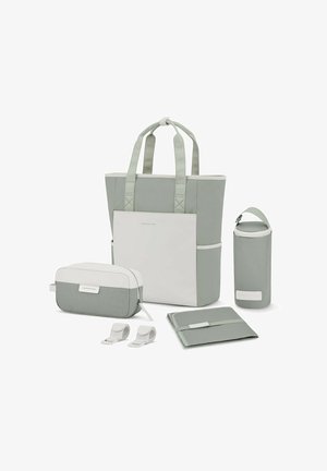 Tote bag sæt i lysegrøn og hvid, som inkluderer en stor tote, en lille pung, en flaskeholder og to clips. Glat materiale med et minimalistisk design.