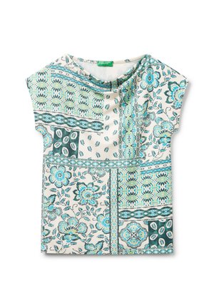 Tričko s krátkým rukávem s patchworkovým designem, který kombinuje květinové a geometrické vzory v odstínech modrozelené, zelené a krémové. Hladký povrch látky.
