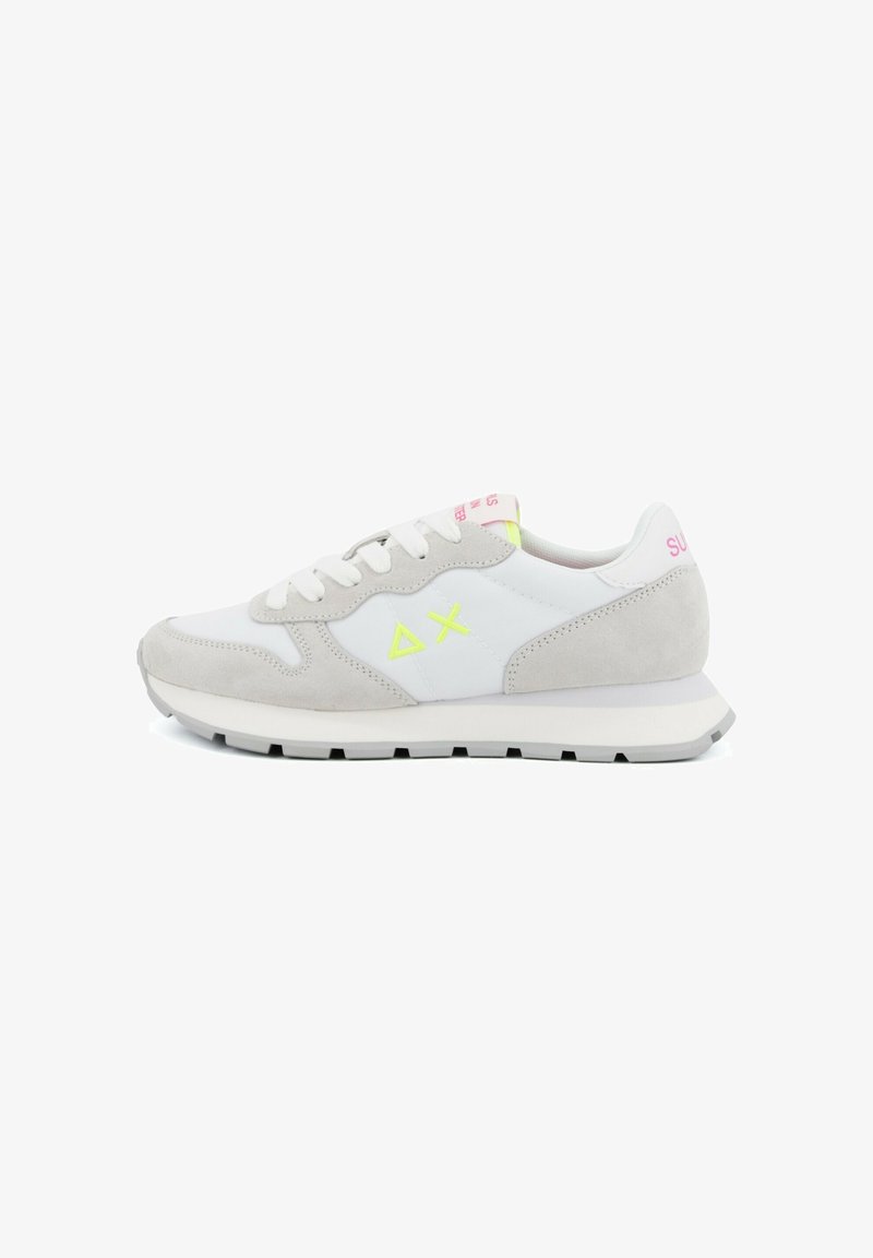 Lichtgrijze en witte sneaker met witte veters, neongele logo aan de zijkant, roze tekst op de tong en een grijze buitenzool met profiel.