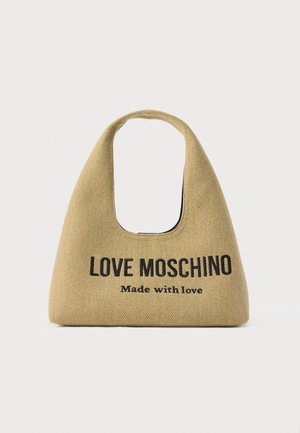 Beige tekstureret håndtaske med et buet håndtag, med fed sort tekst "LOVE MOSCHINO" og mindre "Made with love" på forsiden.