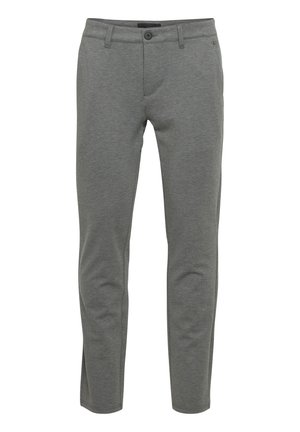 Pantalones ajustados gris claro en una tela suave y elástica; cuenta con dos bolsillos frontales, passadores para cinturón y un cierre de botón.