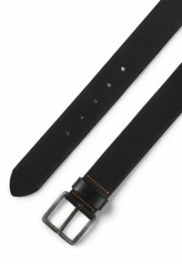 Cinturón de cuero negro con un acabado texturizado, hebilla rectangular en tono plateado y costuras en contraste de color naranja cerca de la hebilla.