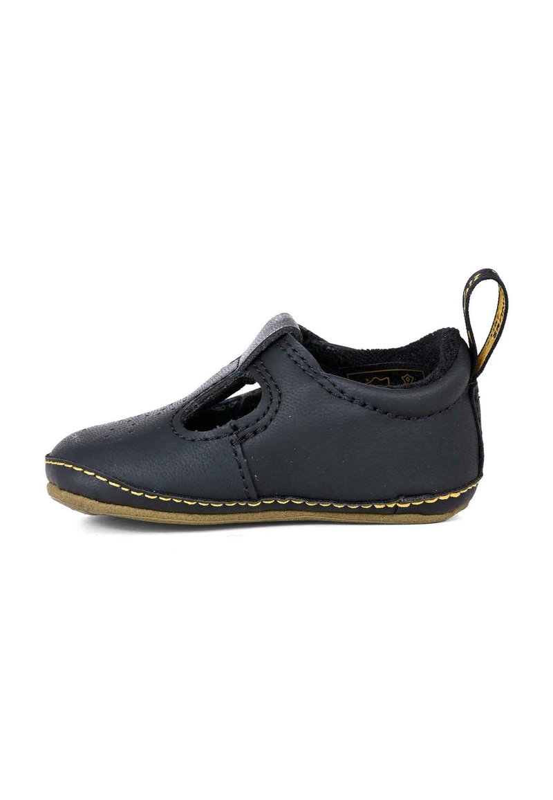 Scarpa nera in pelle con design traforato. Presenta una tomaia testurizzata, cuciture dorate lungo la suola e un cinturino sul retro per facilitare la calzata.