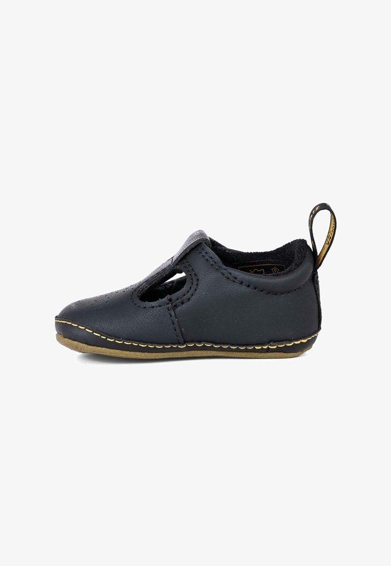 Scarpa nera in pelle con design traforato. Presenta una tomaia testurizzata, cuciture dorate lungo la suola e un cinturino sul retro per facilitare la calzata.