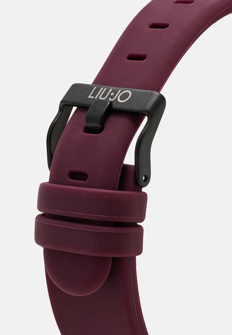 Burgunderfarbener Silikonarmband mit matter Textur, fünf Einstelllöchern und einer schwarzen Metallschließe mit eingraviertem "LIUJO"-Logo.