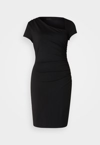 Robe noire en tissu doux, présentant un col drapé, des manches courtes et des détails froncés sur les côtés avec une silhouette ajustée.