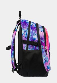 Zaino multicolore con design viola e rosa caratterizzato da un motivo di dreamcatcher; dettagli in rete nera; spallacci regolabili; compartimenti con cerniera.