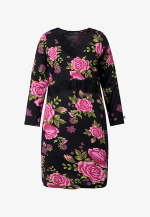 Vestido negro de manga larga, con un patrón floral de grandes rosas rosas y hojas verdes, acentuado con encaje negro en la cintura y el escote.