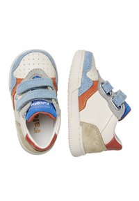 Sneakers per bambini bicolori che presentano un mix di pelle bianca, suede blu e dettagli arancioni. Visibili le chiusure in velcro e il detailing perforato.