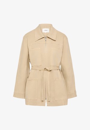 Jasnobeżowa, beżowa kurtka z długim rękawem, z zamkiem błyskawicznym z przodu, paskiem w talii, dużymi naszywanymi kieszeniami na piersi i biodrach oraz szerokim kołnierzem.