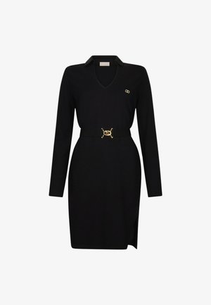 Robe noire à manches longues avec décolleté en V et design col. Présente une taille cintrée avec une boucle de ceinture décorative dorée et une fente sur le côté.