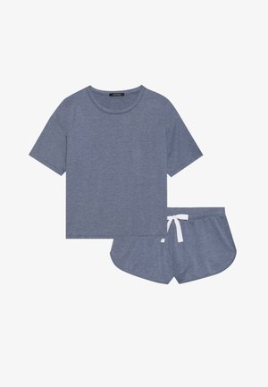 Conjunto de vestuário de algodão azul para casa, composto por uma t-shirt de manga curta com decote redondo e calções combinando com um cordão branco.
