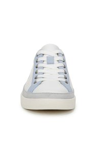 Witte leren sneakers met lichtblauwe en grijze accenten, ronde neus, platte zool en zes paar zilveren oogjes met witte veters.