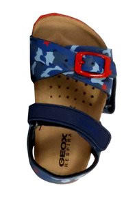 Sandali blu per bambini con fibbia rossa, motivo camouflage e stelle, soletta traforata color beige e marchio "GEOX Respira" stampato all'interno.