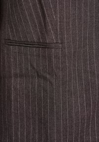 NADELSTREIFEN MIT REVERS - Weste - brown