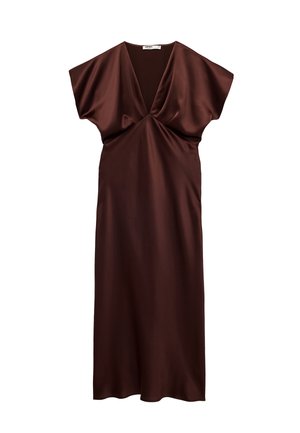 Vestido midi sin mangas de satén marrón oscuro con escote en V profundo y cintura ligeramente fruncida, mostrado sobre fondo blanco.