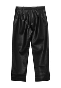 Pantaloni in pelle nera con un texture liscia, fit ampia, davanti plissettato e orlo con risvolto. Presentano passanti per cintura e nessuna hardware visibile.