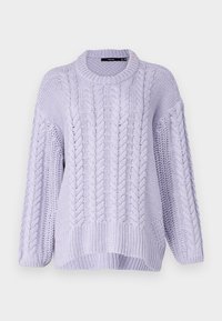 Pull en lilas tricoté avec col rond, arborant un design en torsades et une coupe ample. L'ourlet côtelé et les manches larges créent une silhouette décontractée.