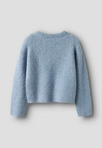 Gaiši zils pūkains džemperis ar apaļu apkakli, garām piedurknēm un īsu apakšmali. Mīksta tekstūra un nedaudz pārāk liels piegrieziens.