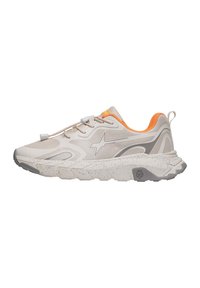 Scarpa sportiva beige con tomaia in mesh testurizzato, dettagli arancioni e suola spessa maculata. Presenta un sistema di allacciatura rapida.
