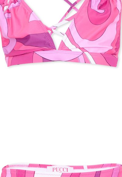 Bikini deux pièces avec motifs abstraits roses et violets et bretelles croisées sur le haut, avec l'étiquette de la marque Pucci sur le bas.