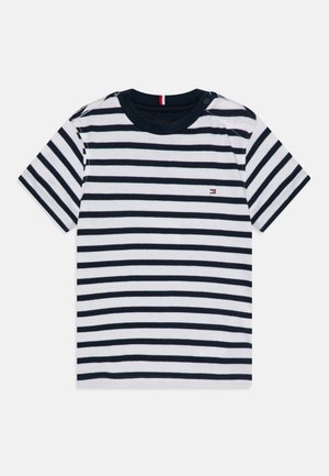 Kortærmet babyt-shirt med sorte og hvide horisontale striber, sort krave og lille logo på venstre bryst, knaplukning på skulderen.