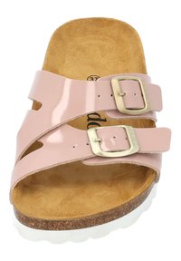 Sandal in pelle verniciata rosa con due cinturini a fibbia, sottopiede in sughero e suola in gomma bianca, caratterizzata da una texture liscia e lucente.