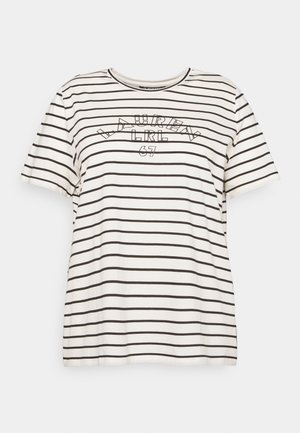 Wit T-shirt met korte mouwen met zwarte horizontale strepen en zwarte omlijnde tekst "LAUREA TRI 67" gecentreerd op de borst.