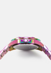 Montre métallique irisée avec un boîtier lisse, une couronne texturée et un bracelet assorti. Elle présente un cadran rond et un fond contrastant.