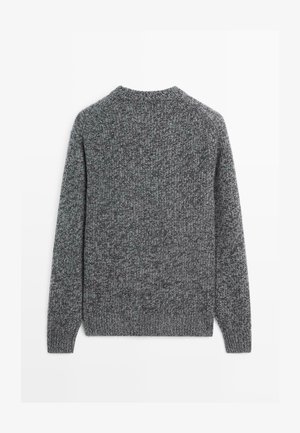 Grå strikket sweater med et tekstureret mønster, rund hals og lange ærmer. Stoffet indeholder en blanding af mørke og lyse grå nuancer.