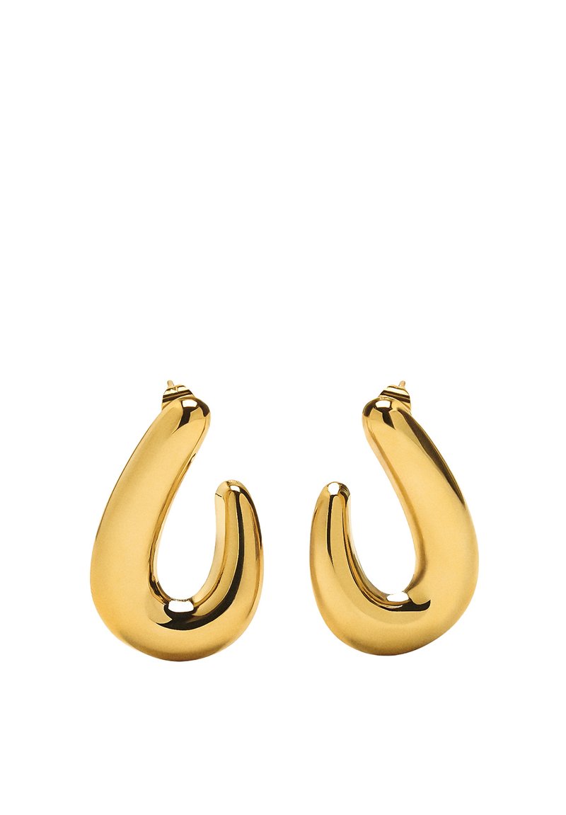 Złote kolczyki w kształcie obręczy o gładkim, zakrzywionym wzorze. Posiadają błyszczące wykończenie i zwężający się kształt, podkreślający ich unikalną sylwetkę.