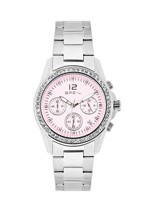 Montre en métal argenté avec un boîtier rond, un cadran rose, une lunette ornée de cristaux et trois sous-cadrans. Présente un bracelet en acier inoxydable.