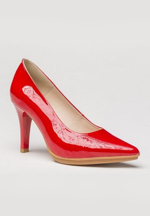 Zapato de tacón alto de charol rojo con punta afilada y un diseño elegante. Presenta un acabado brillante y un forro interior texturizado.
