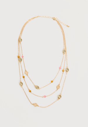 Collier délicat à triple chaîne dorée avec pierres ovales transparentes, petites perles roses et ambrées, et disques dorés texturés.