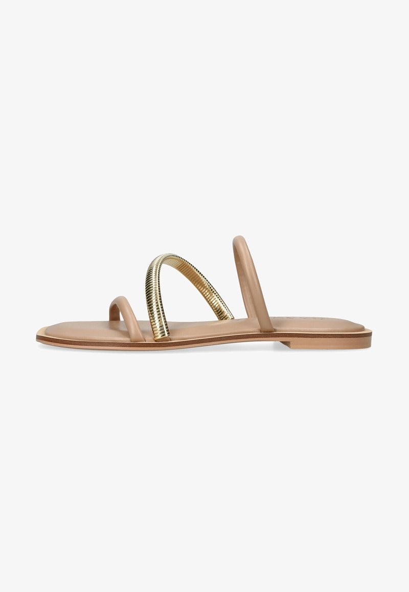 Sandales plates couleur nude avec deux lanières étroites et un accent en spirale métallique doré. Présentent une texture lisse et un design simple et ouvert.