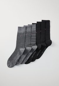 Sieben Paar Socken in Grau und Schwarz, mit verschiedenen Mustern, darunter gerippte und diamantförmige Designs, sowie mit markenbezogenen Akzenten in Rot und Weiß.