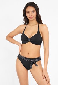 Zwart bikini-set met een driehoektop met een centrale knoopdetail en bijpassende onderkant met stippenaccenten en een strik touwtje in de taille.