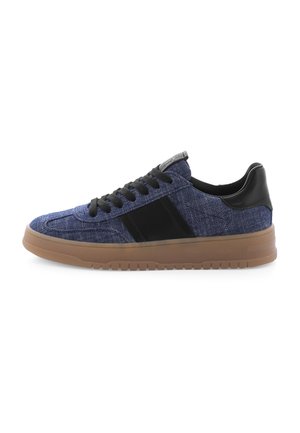 Baskets en denim bleu avec des accents noirs, lacets plats et semelle en caoutchouc. Présentent une finition texturée et un design basse.