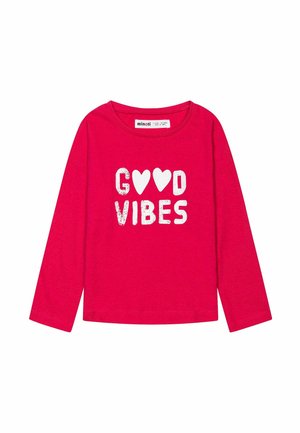 Langärmliges rotes T-Shirt aus Baumwolle, mit dem Text "GOOD VIBES" in Weiß und Herzen, runder Ausschnitt und gerader Schnitt.
