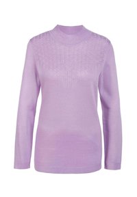 Lila gestrickter Pullover mit hohem Kragen, langen Ärmeln und einem strukturierten Muster im oberen Bereich, aus weichem, leichtem Material gefertigt.