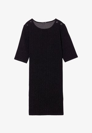 Schwarzes Strickkleid mit kurzen Ärmeln, strukturiertem Stoff und silbernen Ösen am Ausschnitt. Semi-fitted Silhouette, knielang.