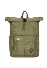 Sac à dos en nylon vert avec un système de fermeture enroulable, une poche avant et un accent en cuir marron en forme de diamant. Présente le texte "Bench." à l'avant.