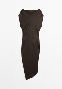 Asymmetrisk midi-kjole i mørkebrunt, med et tekstureret, krøllet stof, bred halsudskæring og en tætsiddende silhuet.