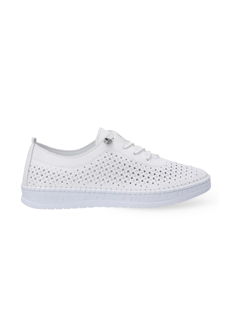 Weiße Freizeitschuhe mit einem gewebten Obermaterial für Atmungsaktivität, dünnen Schnürsenkeln und einer leichten Gummisohle. Flaches Design mit minimalen Akzenten.